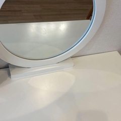 ホワイトドレッサー 丸い鏡付きの画像