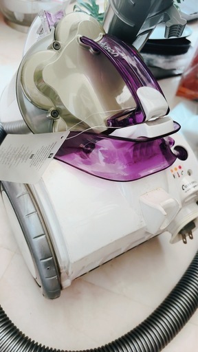 ダイソン（Dyson）のキャニスター型掃除機「DC12 complete」です。