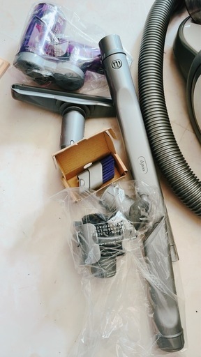 ダイソン（Dyson）のキャニスター型掃除機「DC12 complete」です。