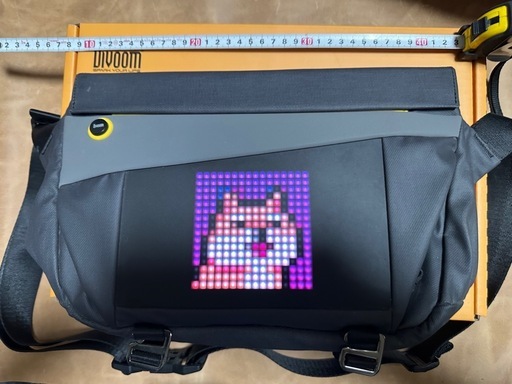 【注目度最強】街中注目度No1 DIVOOM 動く液晶付きショルダーバック　アプリで好きなイラスト制作も可能　元々のイラストも多数　防水