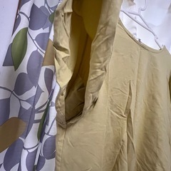 クルーネックトップスの画像