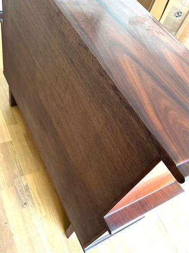 高級感ある木製キャビネット ガラス棚付 収納家具