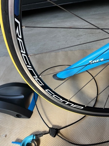 画像に写っている製品は、Tacx（タックス）のスマートサイクルトレーナー「Satori Smart」です。 練習用タイヤ（フルクラム）付きです