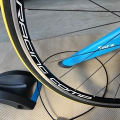 画像に写っている製品は、Tacx（タックス）のスマートサイクルトレーナー「Satori Smart」です。 練習用タイヤ（フルクラム）付きですの画像
