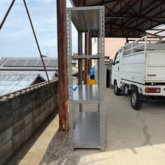 大きめのスチール棚の画像