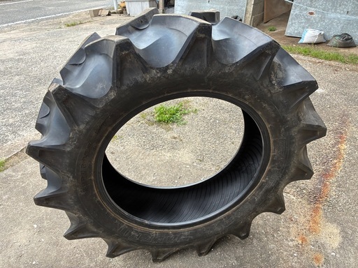 トラクター後輪タイヤ