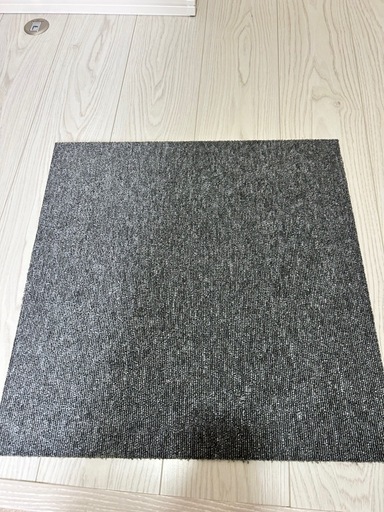 アイリスオーヤマのタイルカーペット（ポリプロピレン製、型番TKP-PP50、チャコールグレー）
