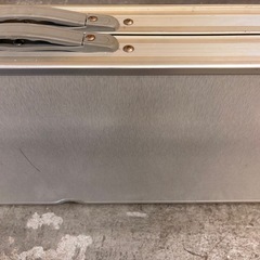 4人用アウトドアテーブル(椅子付き)とパラソルのセットの画像
