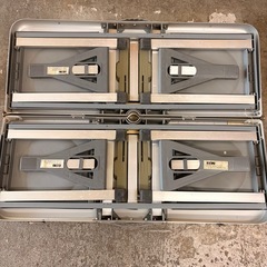 4人用アウトドアテーブル(椅子付き)とパラソルのセットの画像