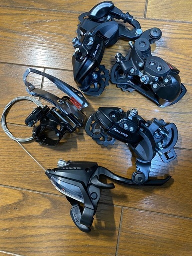 フロントディレイラー、リアディレイラー、および自転車用ディレイラーセット