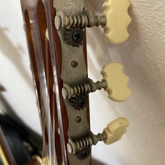 ヤマハとアシュトンブランドのギター  
の画像