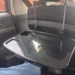 車の簡易テーブルの画像