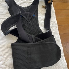 膝サポーターと背筋矯正サポーターの画像