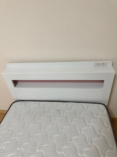 状態の良い白いシングルベッド（引き出し、マットレス、電源コンセント付き）