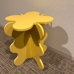 インテリアかわいいサイドテーブルの画像