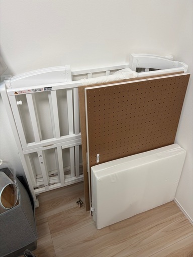 ベビーベット　カトージ　　ミニベッド 折りたたみ 収納板付（ホワイト）