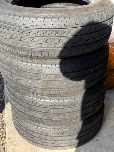 レグノGRVⅡ  205/60R16 プリウスαで使用 1部耳切れあり 使用中のエア漏れはありません
