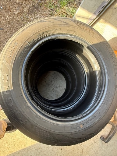 レグノGRVⅡ  205/60R16 プリウスαで使用 1部耳切れあり 使用中のエア漏れはありません レグノGRVⅡ 205/60R16 プリウスαで使用 1部耳切れあり 使用中のエア
