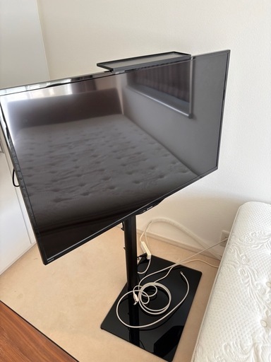 ハードディスクとスタンド付きテレビ