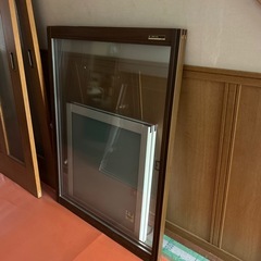 窓　出窓の枠とガラス戸の画像