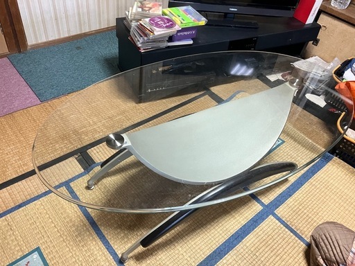 楕円形のガラステーブル