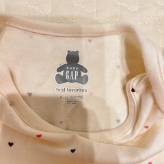 新品【80】GAPハート柄ロンパースの画像