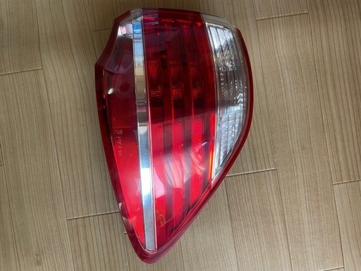 クラウン ロイヤル 200系 右テールランプ 
GRS201/GRS202/GRS203
