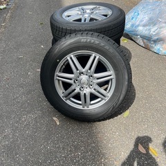 ホイール付きスタッドレスタイヤの画像