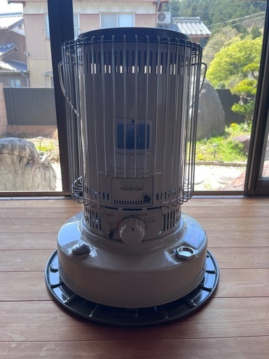 定価28,380円　TOYOTOMI (トヨトミ) 対流形 石油ストーブ KS-67H(W) ホワイト 日本製 高火力 遠赤外線 二重タンク構造 防災 木造17畳/コンクリート24畳