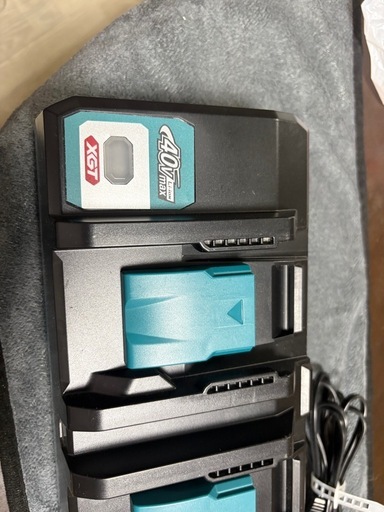 超美品　マキタ　40V ２個口充電器　DC40WA