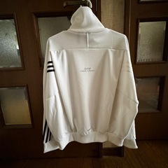 adidasアシンメトリージャージ上の画像