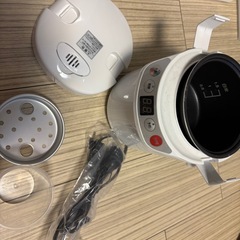 ホワイトのマルチクッカーARC-T105/W、蒸し器としゃもじ付き、取扱説明書も完備。の画像