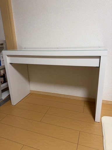 IKEAテーブルとチェア