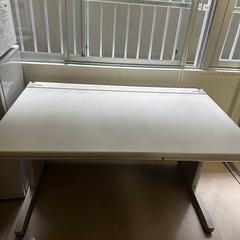 オフィスデスクの画像