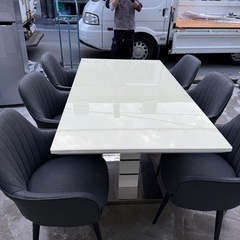 ダイニングテーブル6個椅子付きの画像