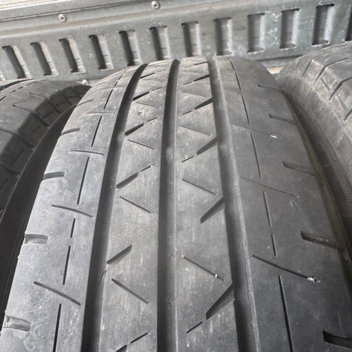 バリ山　YOKOHAMA BluEarth-Ban 195/80R15 LT 夏タイヤ　2023年製　15インチ