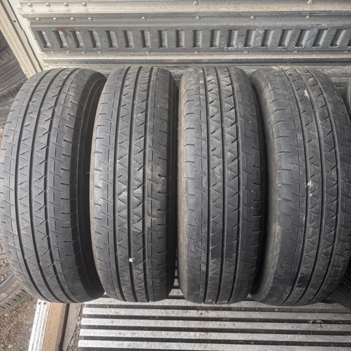 バリ山　YOKOHAMA BluEarth-Ban 195/80R15 LT 夏タイヤ　2023年製　15インチ