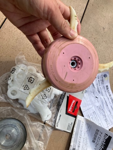 マキタ草刈機 MUR189D  18V  ナイロンコード式と樹脂刃ブレード