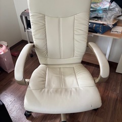 タンスと椅子の画像