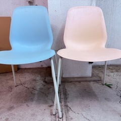 無料差し上げます　椅子2個(青色、ピンク)の画像