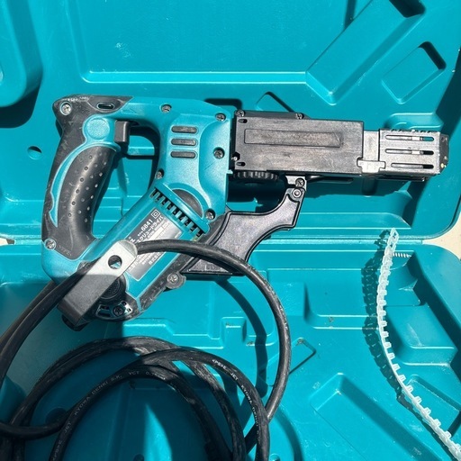 中古　makita オートパックスクリュードライバ6841R 動作確認済み