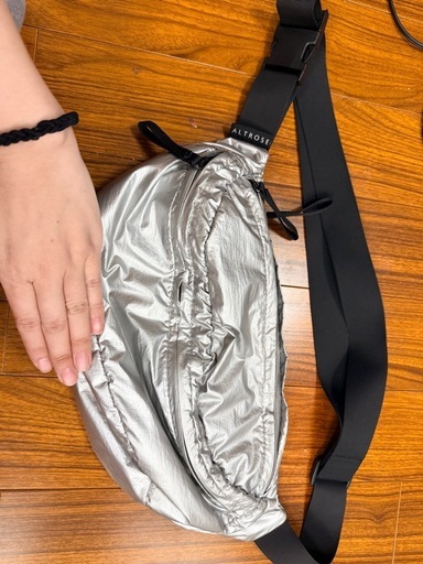 シルバーボディバッグ (まい) 豊四季のバッグ《その他》の中古あげます