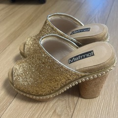 【早い者勝ち】ゴールドのラメ×厚底ヒールサンダル💛の画像