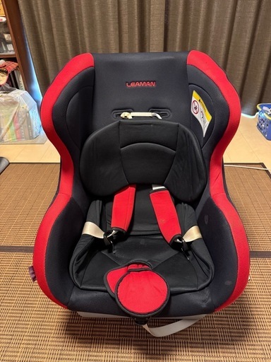 リクライニング機能付きのLEAMAN製チャイルドシート