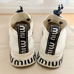 ミュウミュウ miu miu◎スニーカー 白 22.5cmの画像