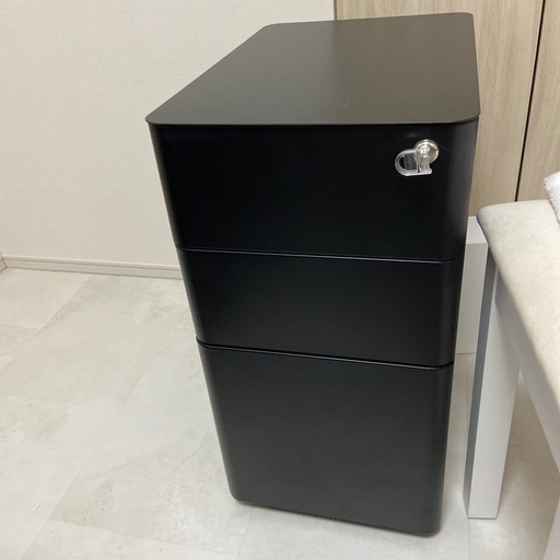 【配達可オフィスワゴン】スリムタイプのデスクワゴンセキュリティロック付き