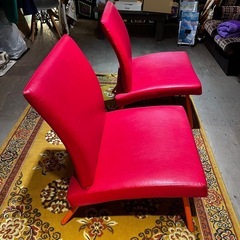 赤いソフトなイスの画像