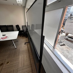 4/23　ホワイトボードホワイトボード　キャスターストッパー付き　186×53×182 cmの画像