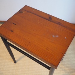 アンティーク調デスクとチェアの画像