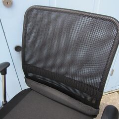 事務イス　メッシュチェア　ブラック　肘あり　の画像